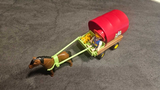 Playmobil 5228 Horse-Drawn Covered Wagon - photo 2