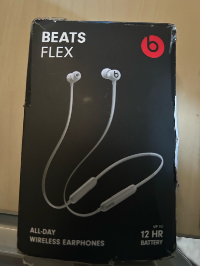 Beats Flex Wireless Earphones – Light Gray / White – Open Box
