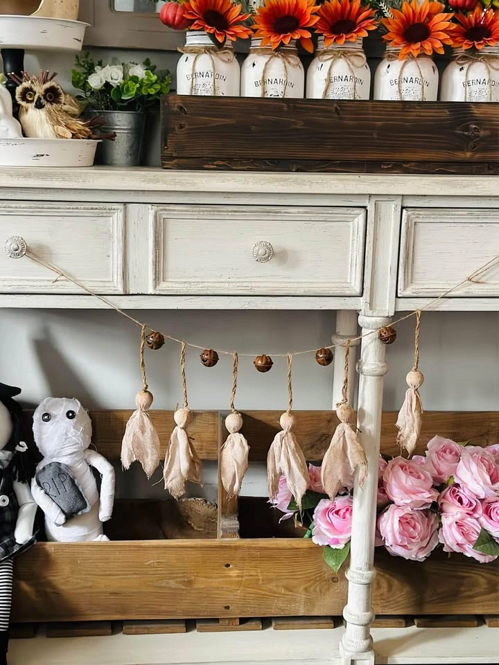 Primitive Ghost Garland Banner