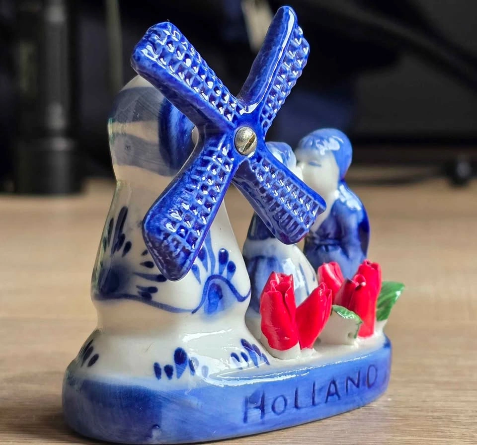Delft Blue Holland Kissing Couple and Windmill Figurine - photo 2