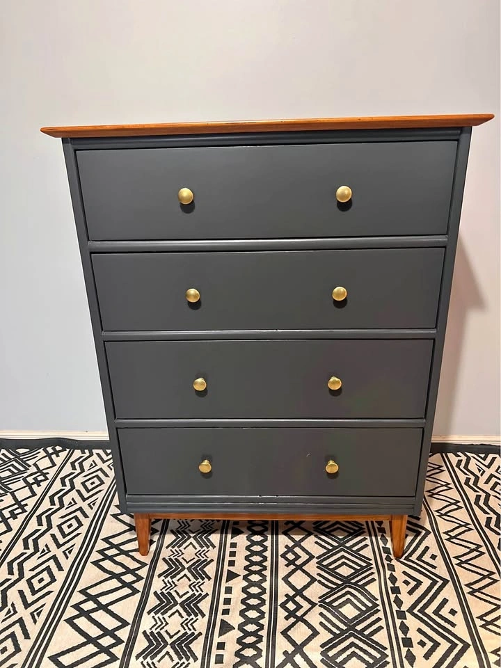 Highly Collectible Krug Mid-Century Modern 4-Drawer Dresser