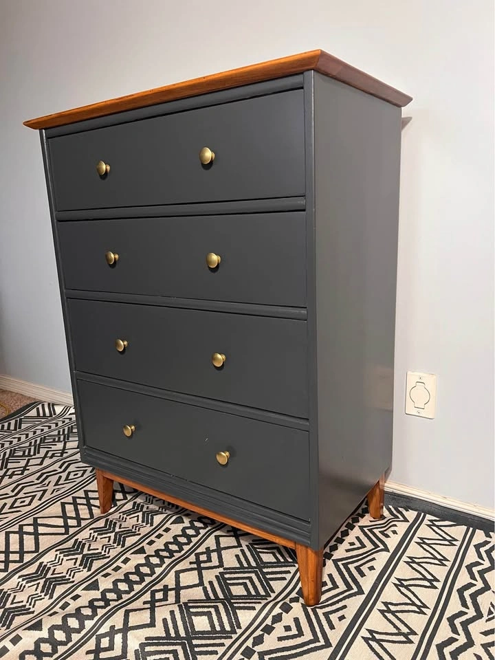 Highly Collectible Krug Mid-Century Modern 4-Drawer Dresser - photo 4