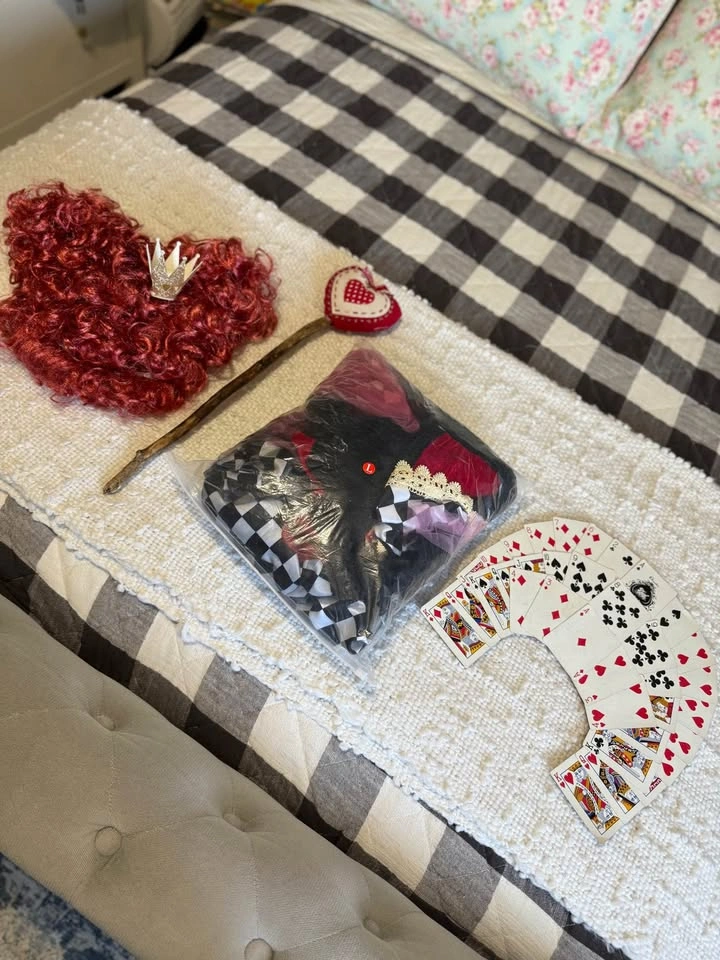 Queen Of Hearts Costume - photo 4