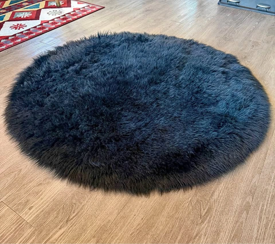 Round Black Shag Rug – 52″ Diameter