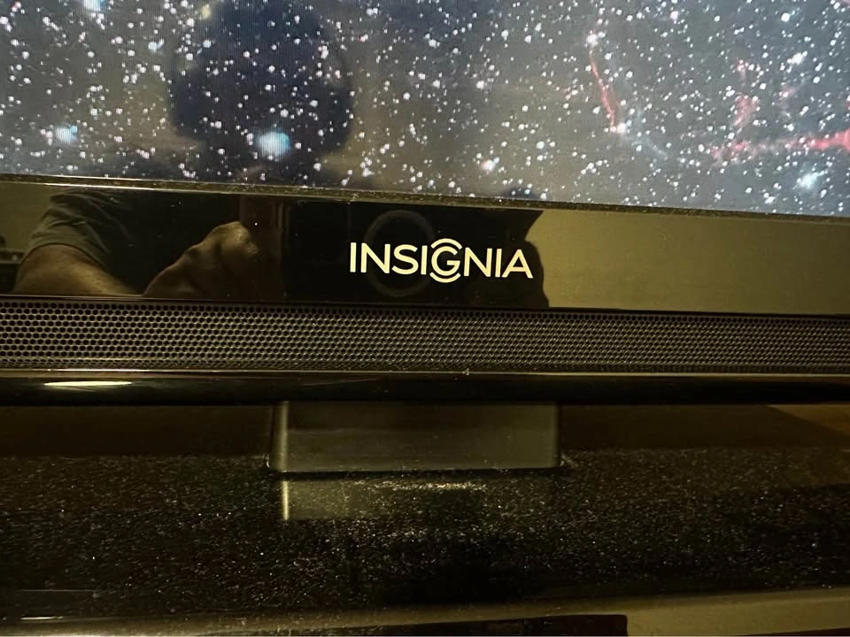 Insignia 39-inch HD LCD TV - photo 3