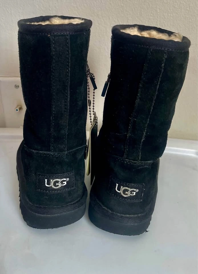 UGG Classic Short Black Boots size 10T with free new stockings - photo 2