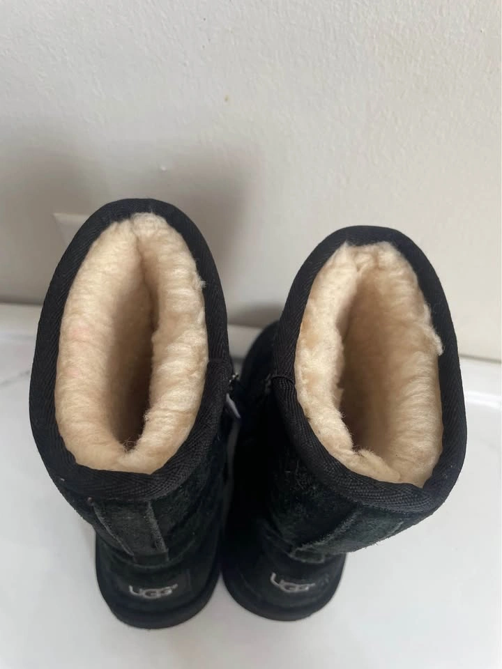UGG Classic Short Black Boots size 10T with free new stockings - photo 3