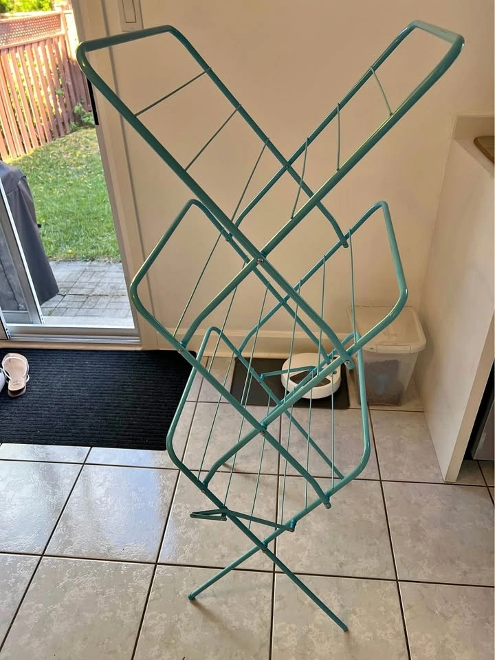 Collapsible clothes drying rack