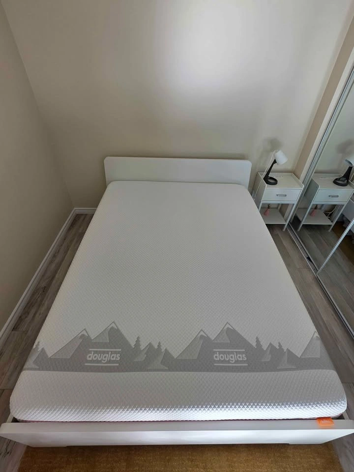 Douglas Alpine Queen mattress + Ikea bed frame - photo 2