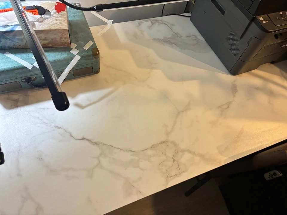 Faux marble table with brown faux leather chairs - photo 2