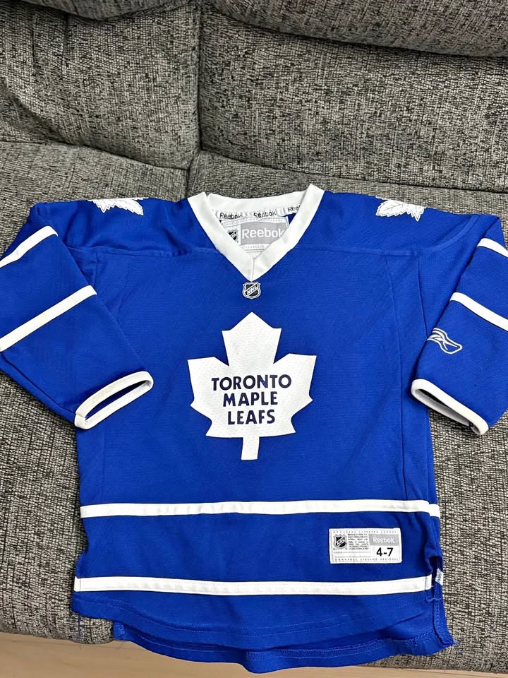 Youth maple leafs jersey
