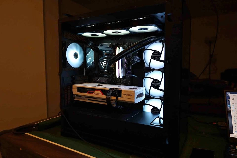 High-End Gaming PC: Ryzen 7 9800X3D, RX 7900 GRE, 32GB DDR5