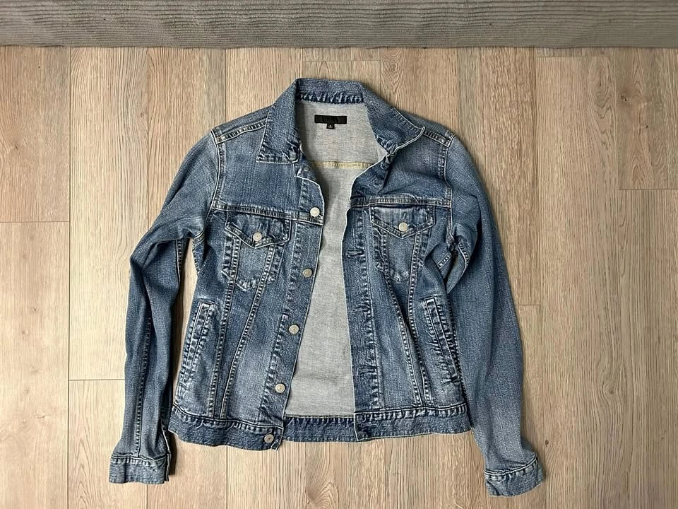 Uniqlo Men’s Denim Jean Jacket – Size M