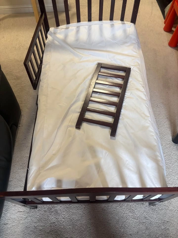 Toddler bed with mattress - photo 3