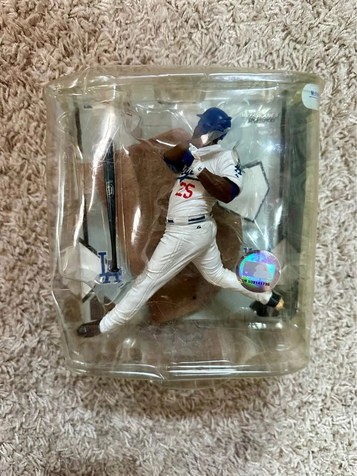 McFarlane's Sports Picks MLB Series 22 Andruw Jones Figure - photo 3