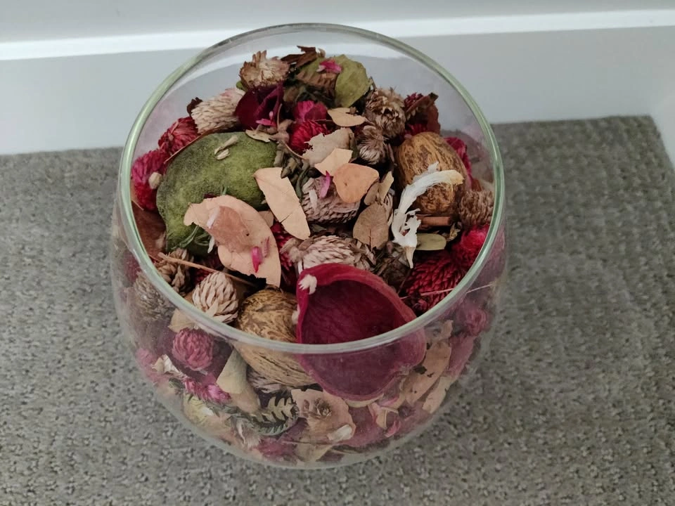 Large Glass Brandy Snifter Vase with Potpourri Centerpiece - photo 4