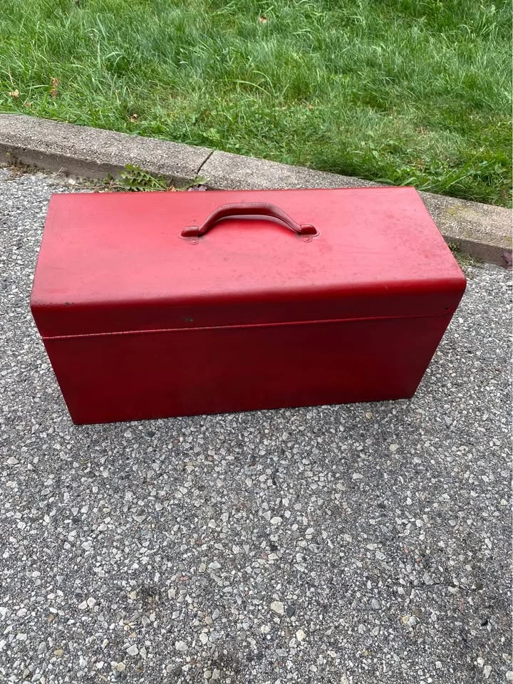 Vintage beach industries red metal tool box - photo 3