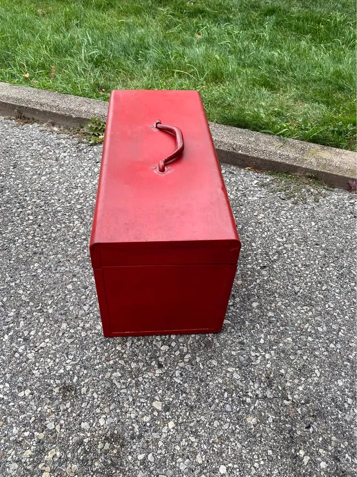 Vintage beach industries red metal tool box - photo 4