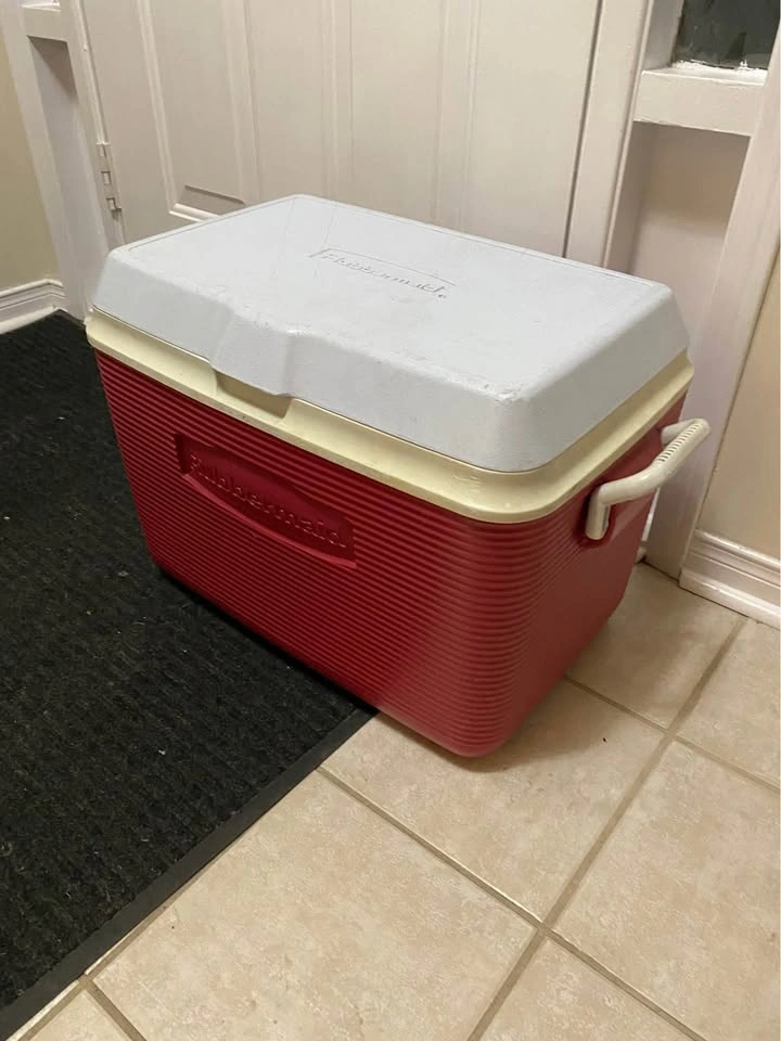 Rubbermaid cooler - photo 2