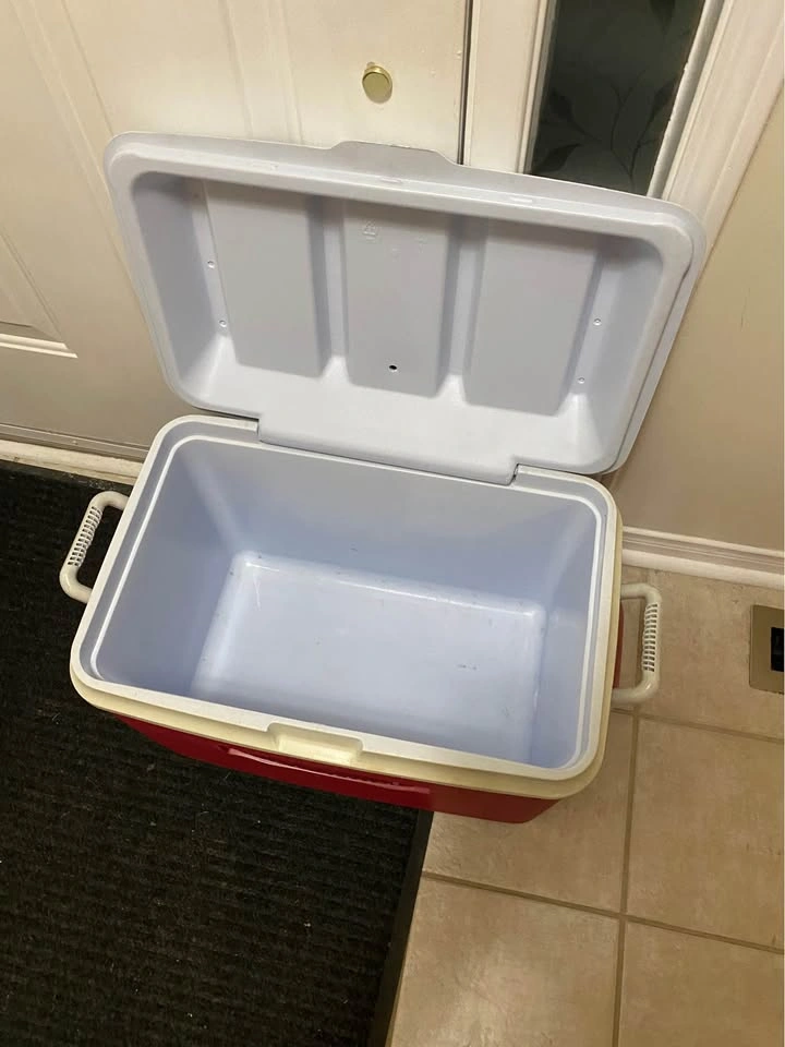 Rubbermaid cooler - photo 3