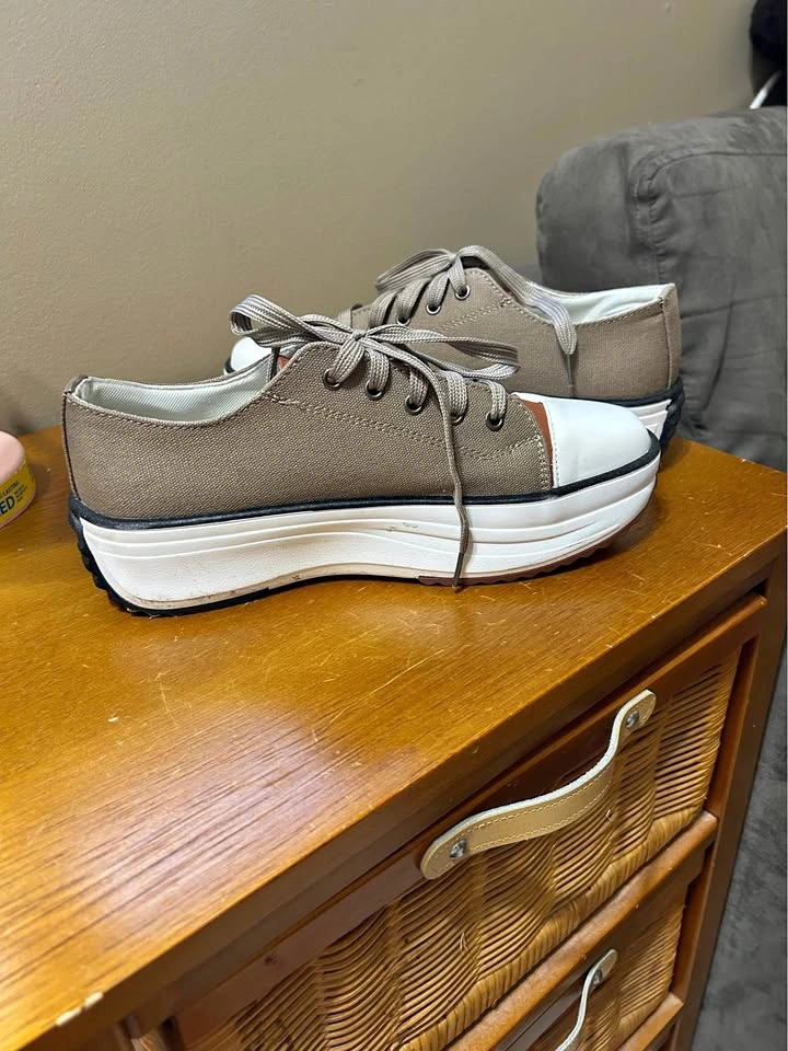 Women’s wide sneakers
