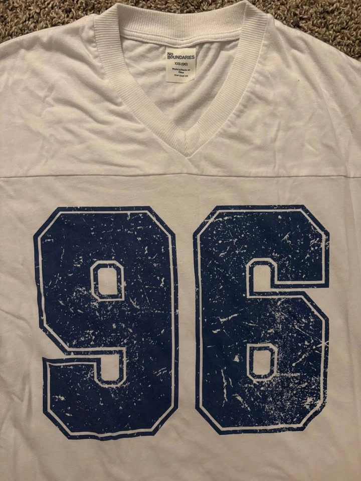No Boundaries White V-Neck Jersey Tee with Navy '96' Graphic - photo 2
