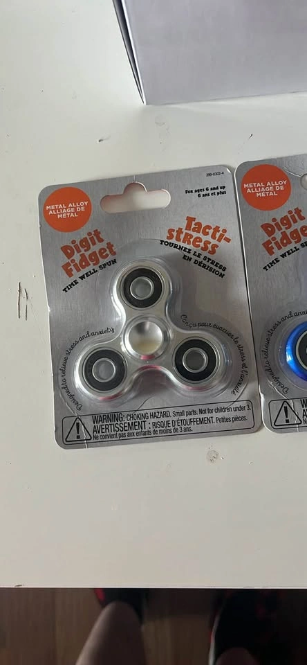 24 fidget spinners - photo 2