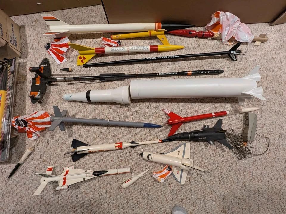 Vintage Estes Model Rocket Package - 12+ Rocket Lot - photo 3