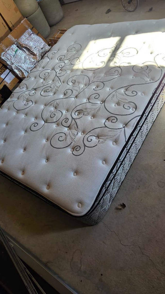 queen size bed+mattress - photo 3