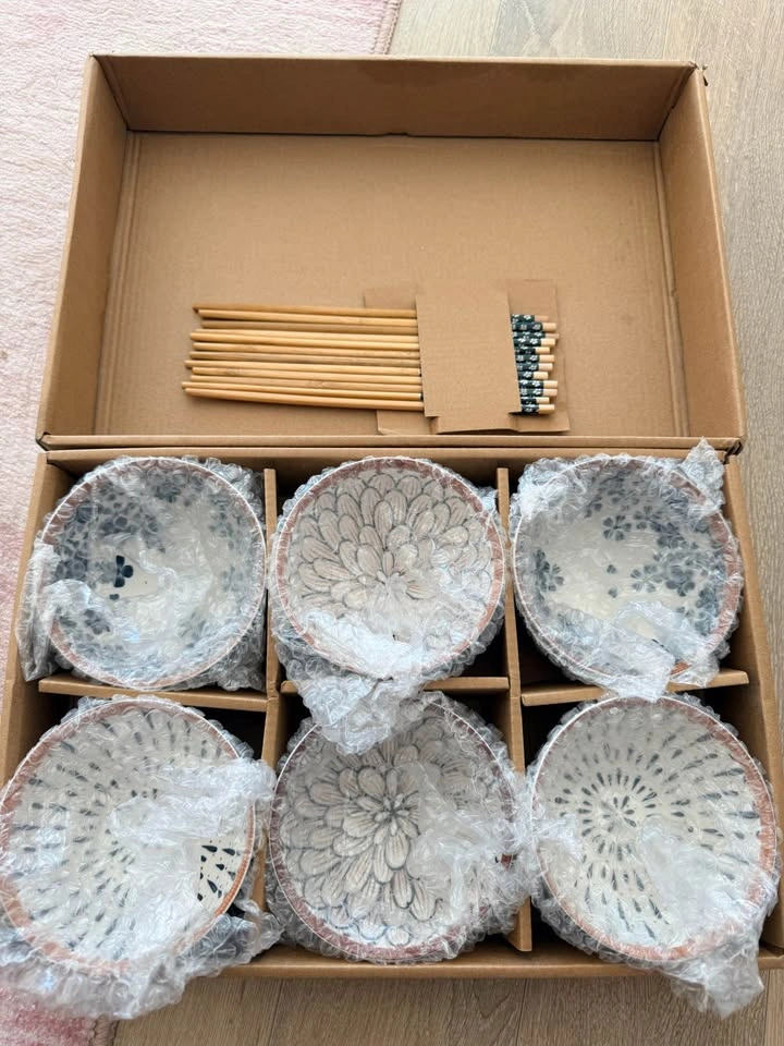 Brand New 6-Piece Japanese Ceramic Bowl Set with Chopsticks