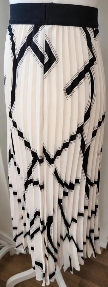 H&M Pleated Midi Skirt – Cream & Black Graphic Print, Size S - photo 2