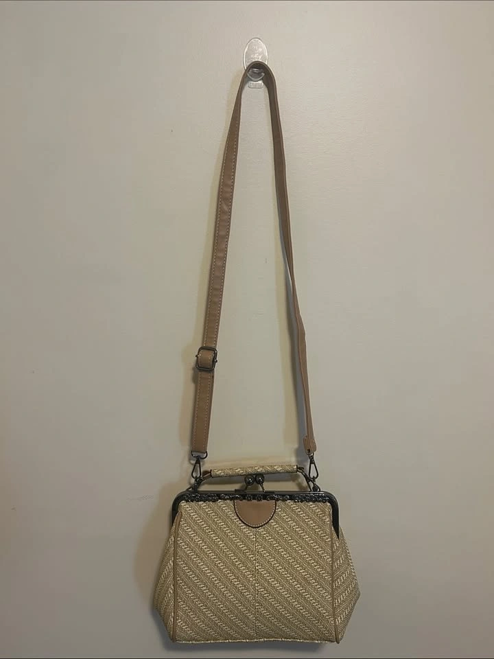 Vintage-style straw and faux leather kiss lock crossbody bag - photo 5
