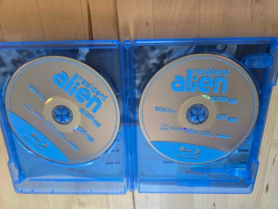 Resident Alien: Season 1 (Blu-ray) - photo 2