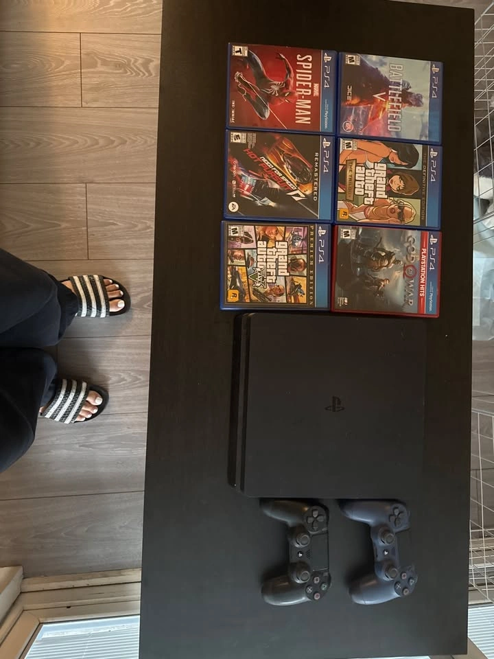Sony PS4 Console + 2 Controllers + 6 Games - Like New - photo 2