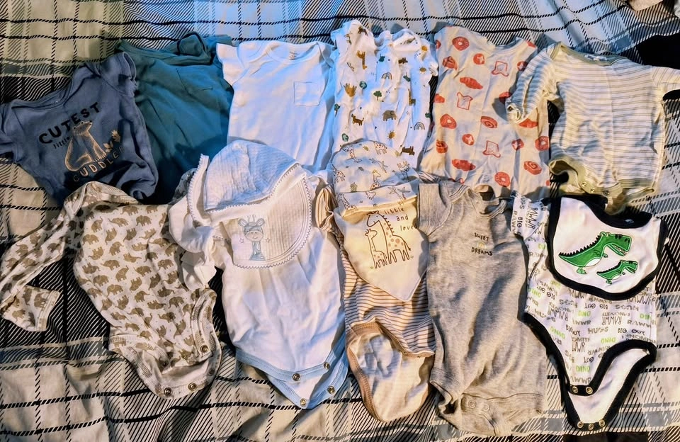 Newborn, 0-3 month clothes lot - photo 2