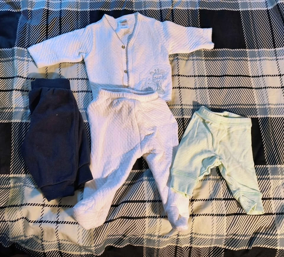 Newborn, 0-3 month clothes lot - photo 3