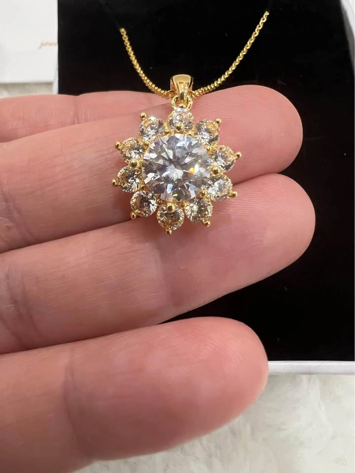 Certified 2CT Moissanite Pendant in 18k Solid Gold - photo 3