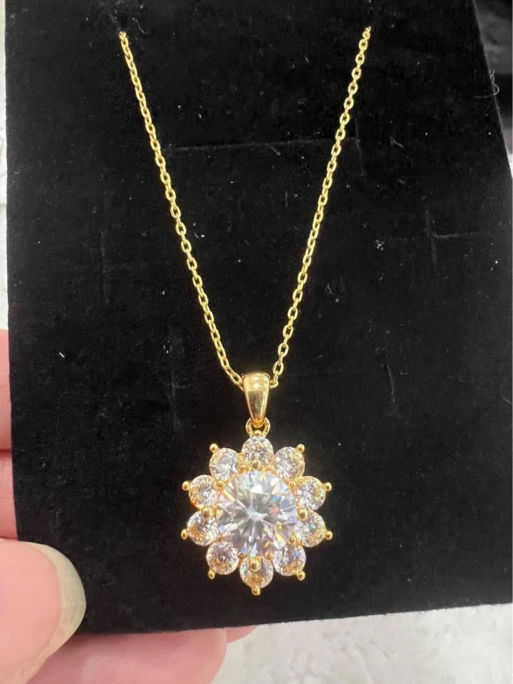 Certified 2CT Moissanite Pendant in 18k Solid Gold - photo 5