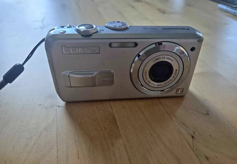 Panasonic Lumix DMC-LS2 (Digital Camera)