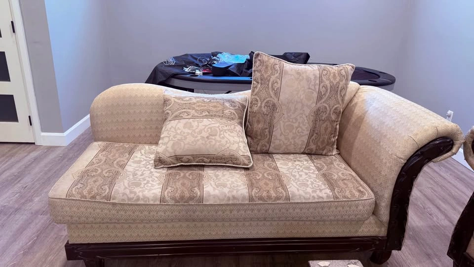For Sale: 3 pc Living Room Sofa Set - photo 2