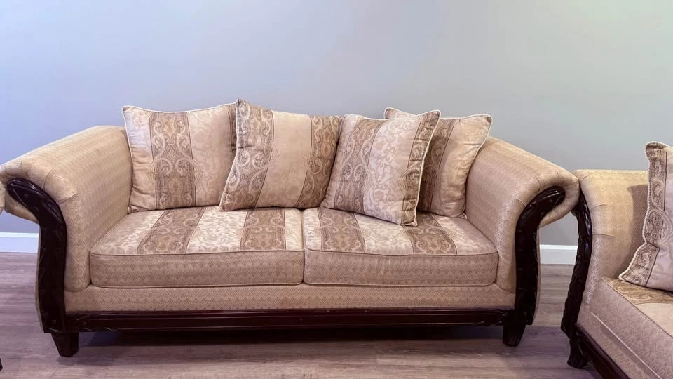 For Sale: 3 pc Living Room Sofa Set - photo 3
