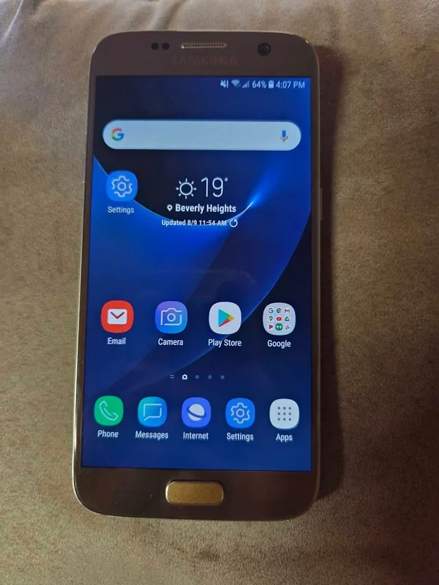 Galaxy S7 back is cracked