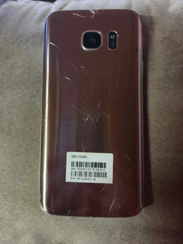 Galaxy S7 back is cracked - photo 2