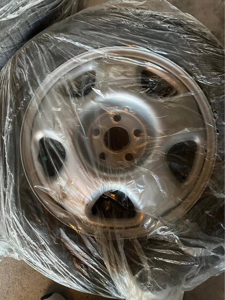 225/65/17 Bridgestone Winter Tires & Rims + Autel TPMS - photo 2