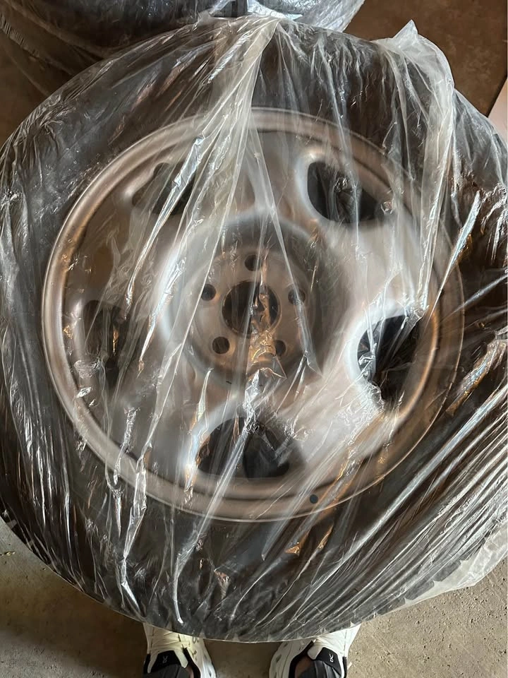 225/65/17 Bridgestone Winter Tires & Rims + Autel TPMS - photo 4