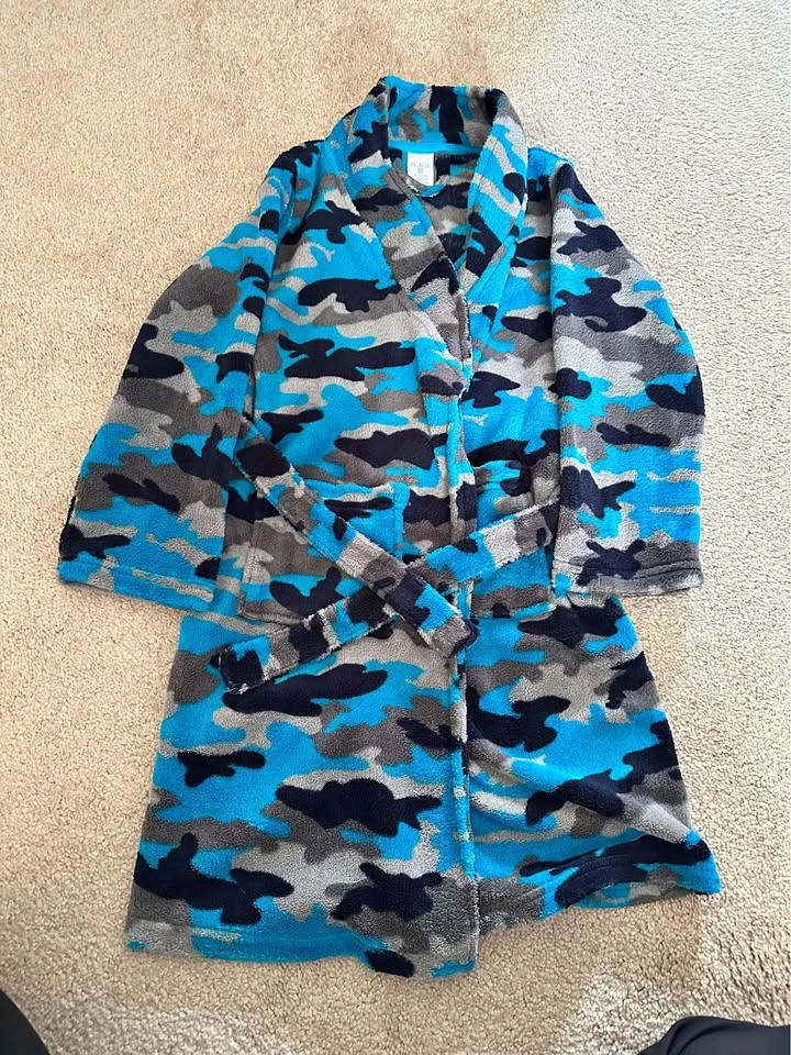 Fuzzy robe size 5/6 S