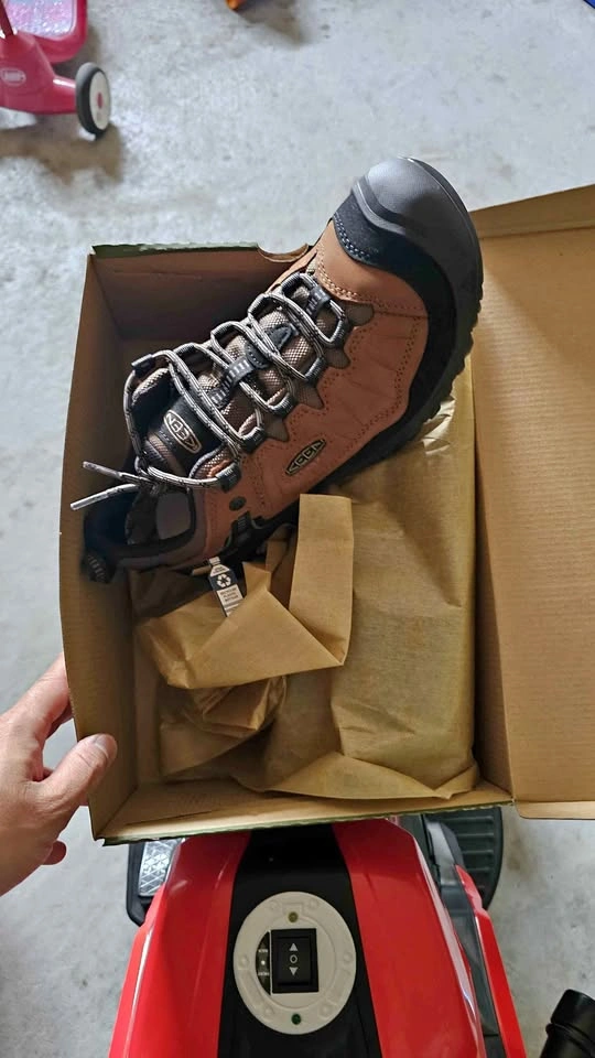 KEEN Targhee IV WP Hiking Shoes US 9.5 Wide Bison/Black