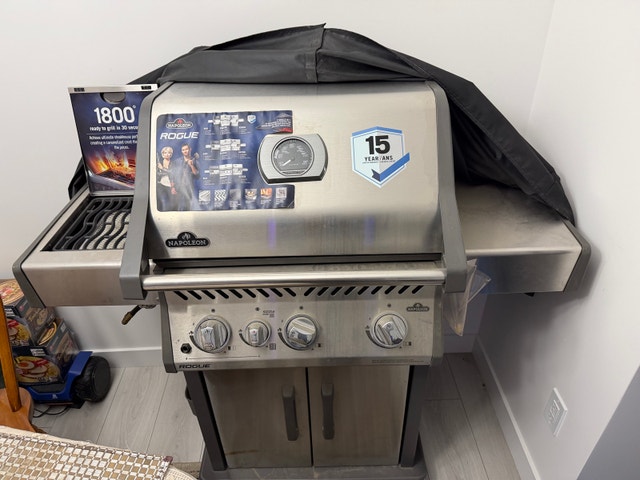 BRAND NEW Napoleon Rogue SE 425 BBQ w/ Infrared Sizzle Burner - photo 2