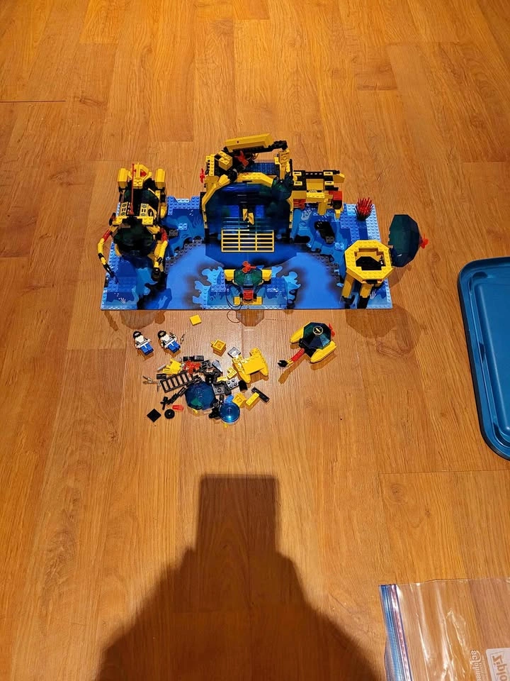 LEGO Aquazone Aquanauts Neptune Discovery Lab 6195 85% complete
