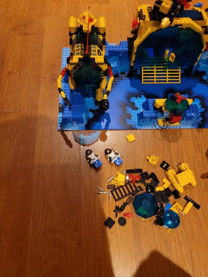 LEGO Aquazone Aquanauts Neptune Discovery Lab 6195 85% complete - photo 2